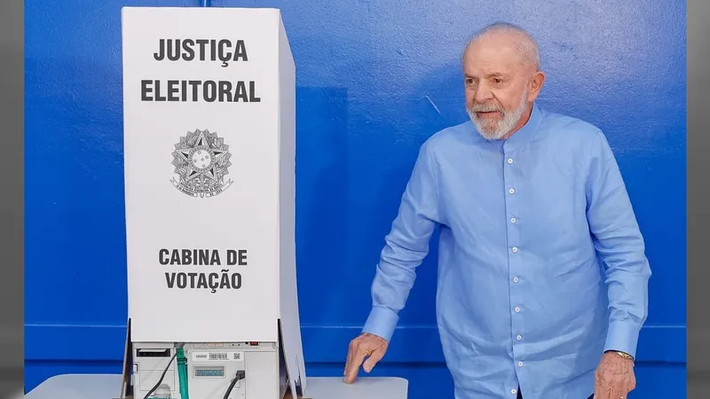 Lula vota em São Bernardo e pede que eleitores votem com consciência