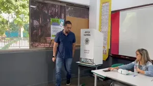 Cláudio Castro vota em um colégio na Barra da Tijuca