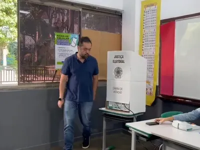 Cláudio Castro vota em um colégio na Barra da Tijuca