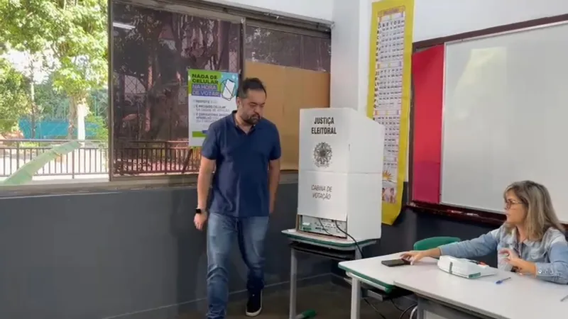 Cláudio Castro vota em um colégio na Barra da Tijuca