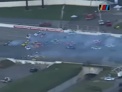 Corrida da Nascar em Talladega tem acidente envolvendo 23 carros; assista