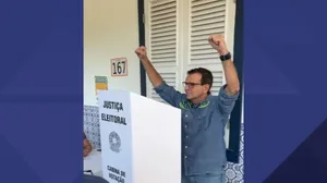 Candidato a reeleição, Eduardo Paes vota em São Conrado, na Zona Sul