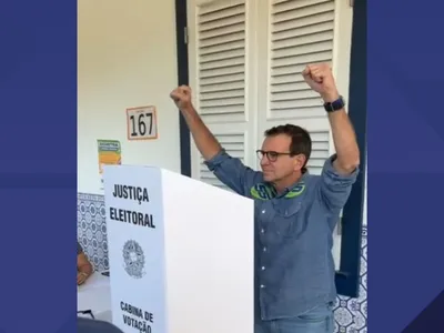 Candidato a reeleição, Eduardo Paes (PSD) vota em São Conrado, na Zona Sul do Rio