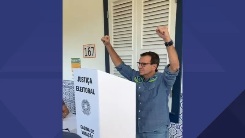 Candidato a reeleição, Eduardo Paes vota em São Conrado, na Zona Sul