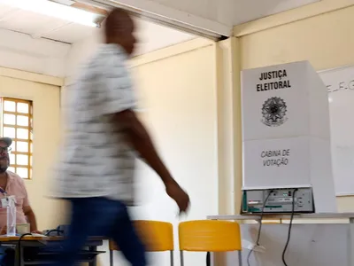 Dá para votar de bermuda, armado e com celular? Veja o que pode ou não na eleição