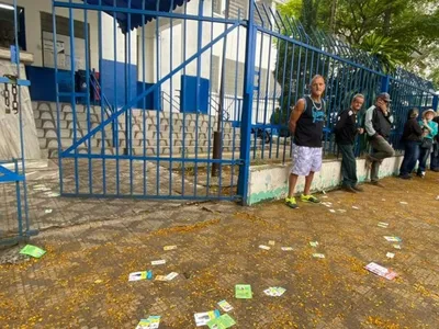 Eleitores chegam cedo para dia de votação