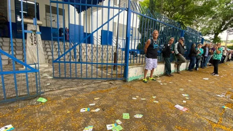 Eleitores chegam cedo para dia de votação