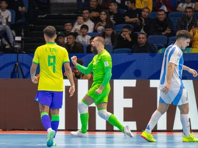 Goleiro do Brasil é eleito o melhor da Copa de futsal e chora: "Sonho de criança"