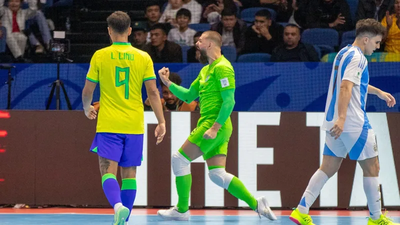 Goleiro do Brasil é eleito o melhor da Copa de futsal e chora: "Sonho de criança"