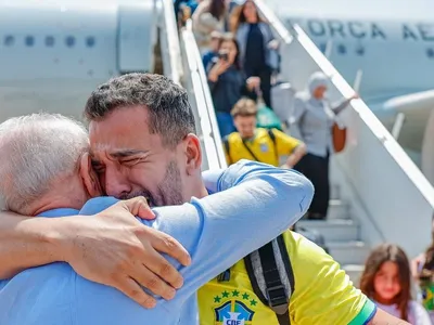 Avião da FAB com brasileiros repatriados do Líbano chega a São Paulo