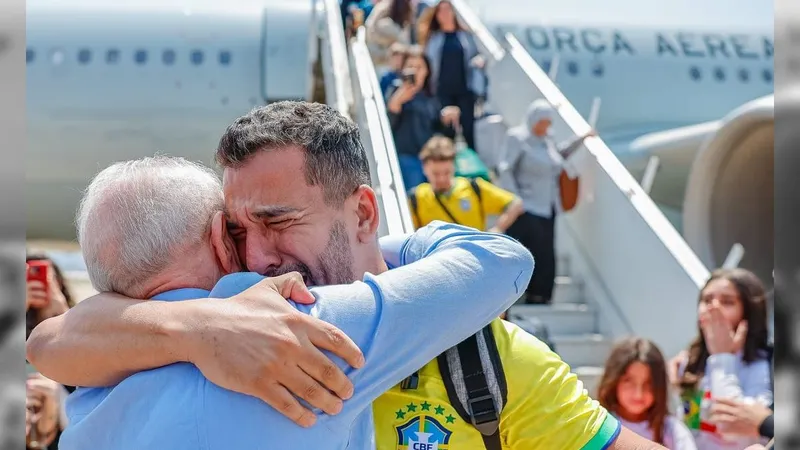 Avião da FAB com brasileiros repatriados do Líbano chega a São Paulo