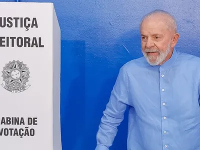 Lula faz balanço das eleições com ministros e sinaliza maior presença na campanha de Boulos