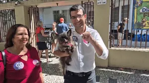 Marcelo Queiroz (PP) vota em colégio de Ipanema, na Zona Sul