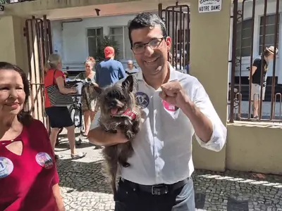 Marcelo Queiroz (PP) vota em colégio de Ipanema, na Zona Sul