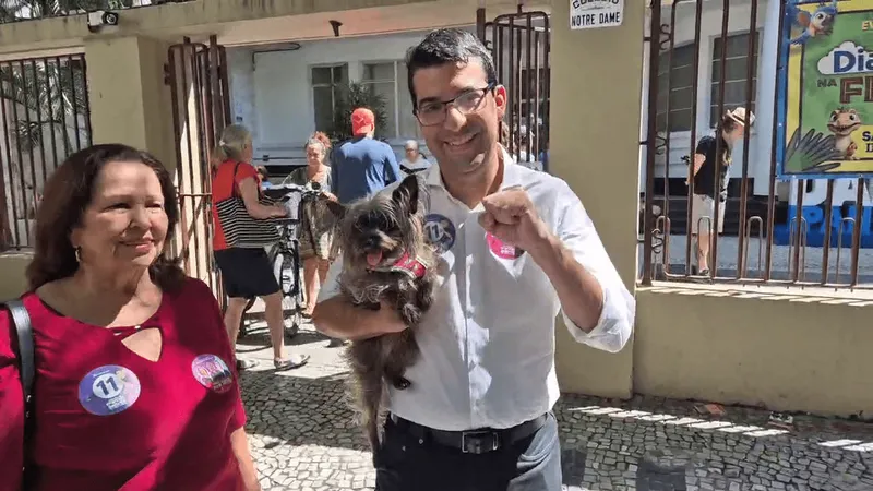 Marcelo Queiroz (PP) vota em colégio de Ipanema, na Zona Sul