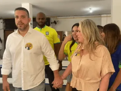 Rodrigo Amorim (União Brasil) vota em escola municipal na Tijuca