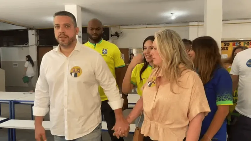 Rodrigo Amorim (União Brasil) vota em escola municipal na Tijuca