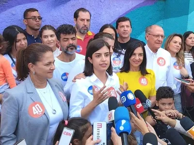 Tabata Amaral vota em escola da Zona Sul de SP: ‘Sentimento é de muito orgulho’