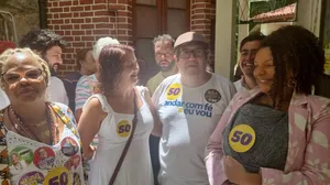 Tarcisio Motta (PSOL) vota em Laranjeiras, na Zona Sul