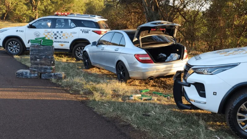 Carro é apreendido com mais de 100 Kg de maconha em Salto Grande