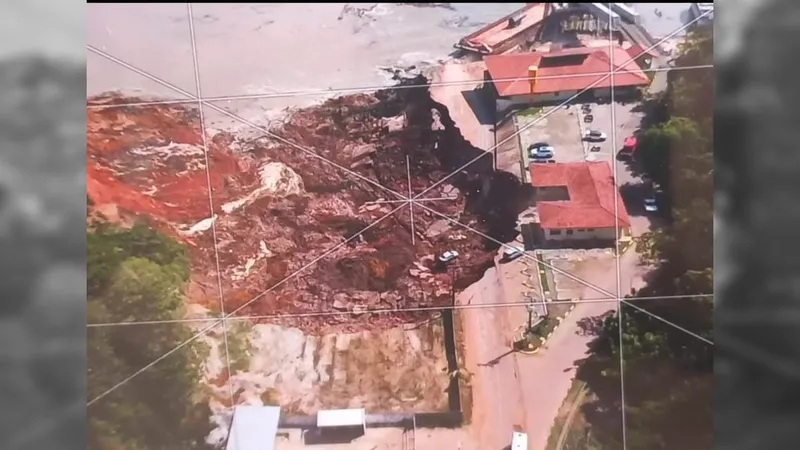 Bombeiros procuram por desaparecidos após deslizamento de terra no Porto de Manacapuru (AM)