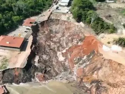 Deslizamento causa o desabamento de parte do Porto de Manacapuru, no Amazonas