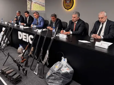 Polícia apreende 10 fuzis e mais de 1,5 tonelada de cocaína em Aguaí