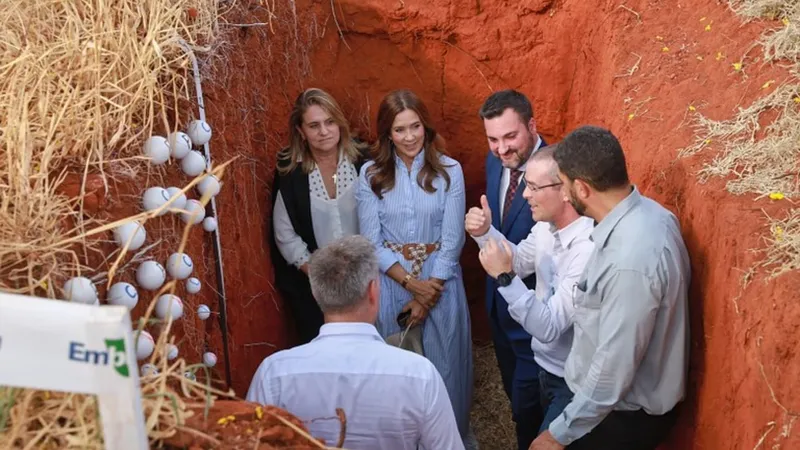 Rainha da Dinamarca entra em buraco cavado na lavoura para conhecer tecnologias brasileiras