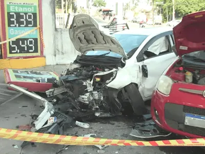 Taxista perde controle do veículo e atinge carros em posto de gasolina em SP