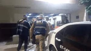 Homens são presos ao tentar furtar cabos de bueiro em estação de BRT na Penha