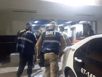 Homens são presos ao tentar furtar cabos de bueiro em estação de BRT na Penha