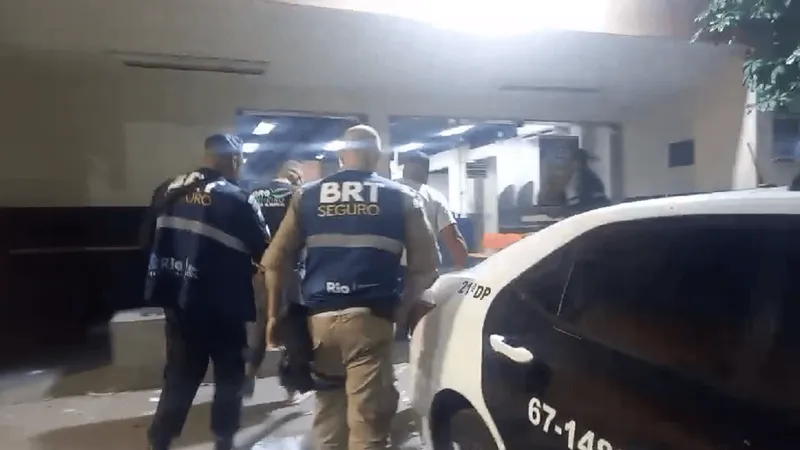 Homens são presos ao tentar furtar cabos de bueiro em estação de BRT na Penha