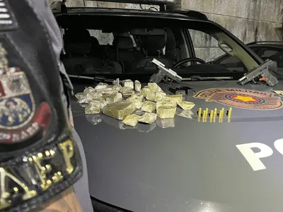 Homem é preso com duas armas de fogo e mais de 1kg de drogas em Caçapava