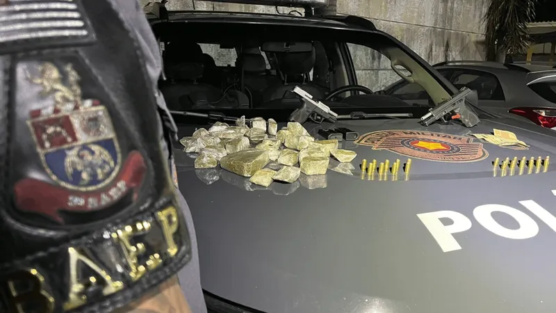 Homem é preso com duas armas de fogo e mais de 1kg de drogas em Caçapava