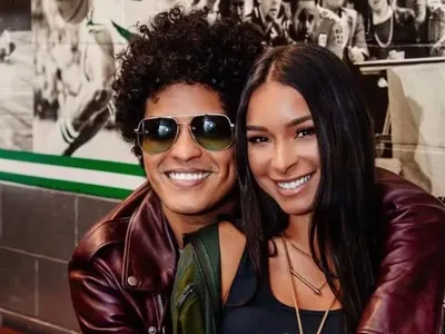 Bruno Mars revela fim de relacionamento com Jessica Caban após 13 anos