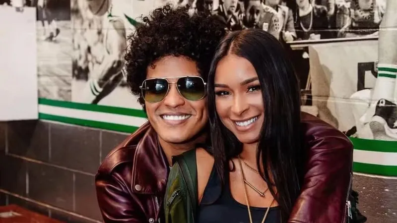 Bruno Mars revela fim de relacionamento com Jessica Caban após 13 anos