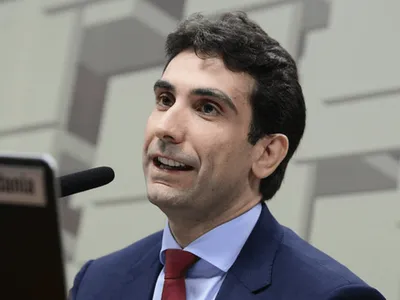 BC não deveria votar para definir meta de inflação, diz Galípolo