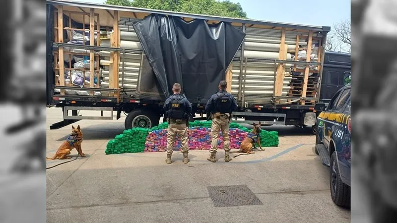 Meia tonelada de maconha é apreendida pela PRF na tarde desta terça-feira (8)