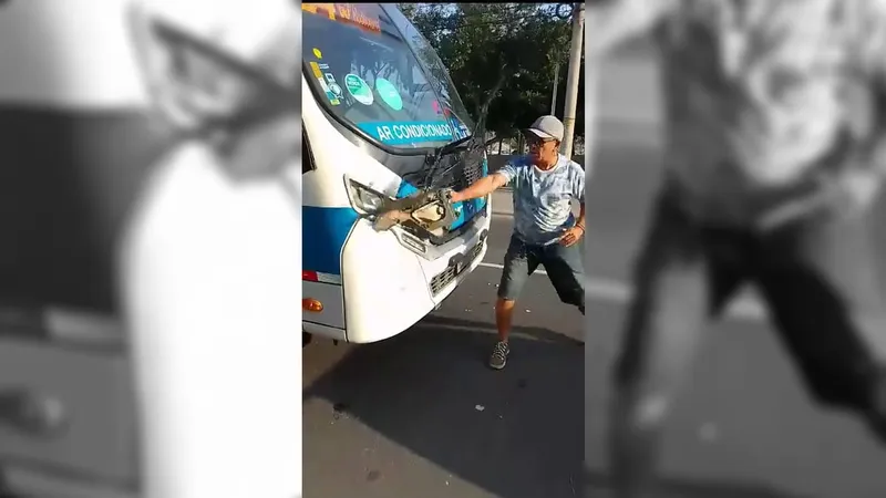 Ônibus da linha 864 é depredado por um homem nesta segunda-feira (7)