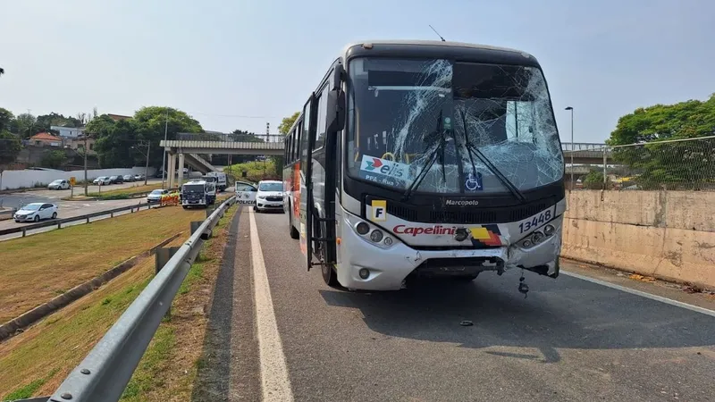 Acidente entre dois ônibus deixa 13 feridos em Jundiaí (SP)