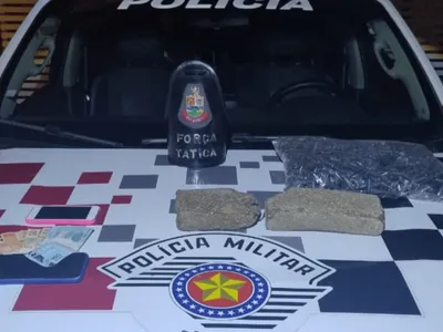 Homem é preso e adolescente é apreendido com dois tijolos de maconha em Lorena