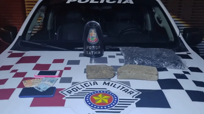 Homem é preso e adolescente é apreendido com dois tijolos de maconha em Lorena