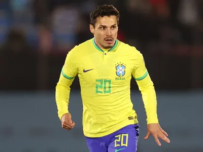 Neto exalta números de Raphael Veiga e questiona ausência na Seleção: "Melhor que o Paquetá!"