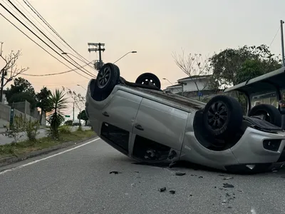 Carro capota após acidente de trânsito em São José dos Campos