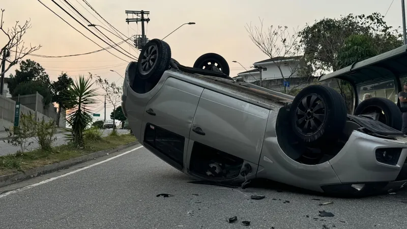 Carro capota após acidente de trânsito em São José dos Campos