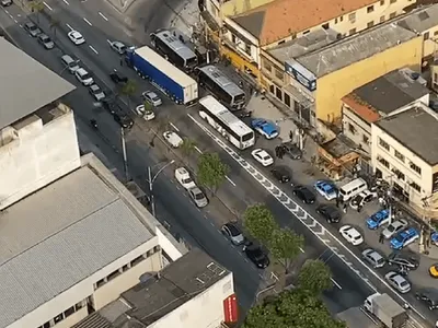 Bandidos que assaltaram ônibus na Avenida Brasil têm, juntos, cerca de 20 passagens na polícia