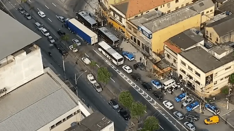 Bandidos que assaltaram ônibus na Avenida Brasil têm, juntos, cerca de 20 passagens na polícia