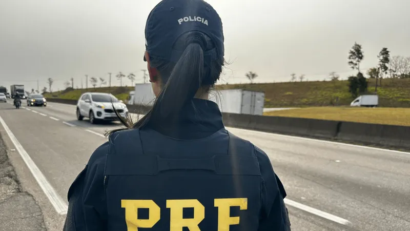 Acidente com caminhão de pisos bloqueia Via Dutra em Cachoeira Paulista