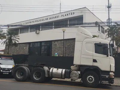 Criminoso rouba caminhão e faz motorista refém; veículo é recuperado em Jacareí