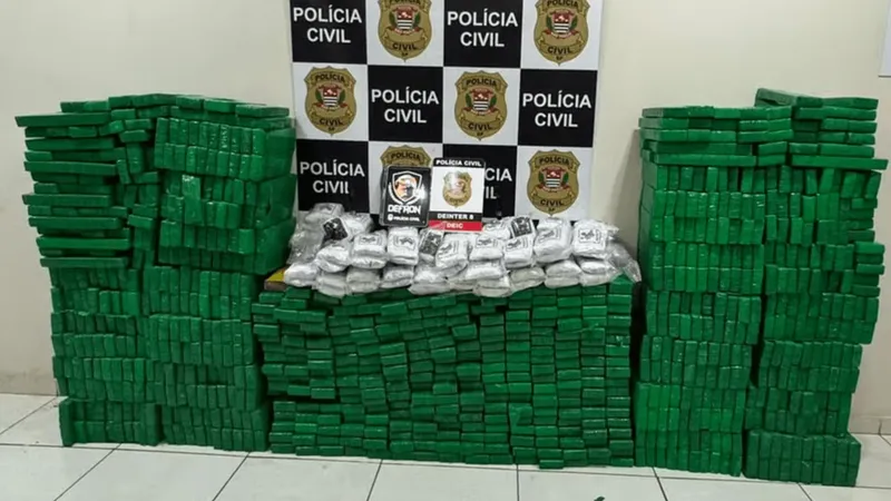 Veículos são apreendidos com quase uma tonelada de maconha